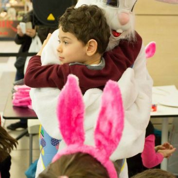 oferta paste organizare spectacole evenimente firma petreceri copii clovni modelare baloane face painting teatru papusi Mos Craciun personaje poveste