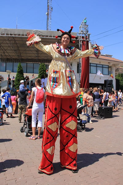 Personaje pe picioroange, într-un eveniment în aer liber.