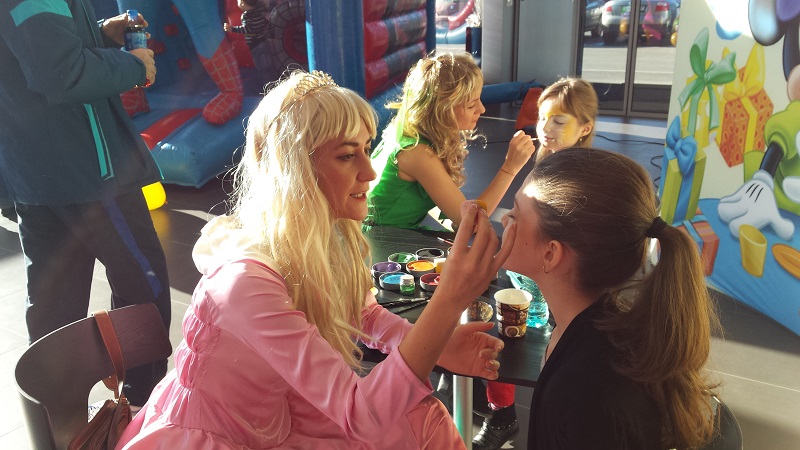 Face painting într-o fotografie din arhiva publicată pe site-ul MyParty.