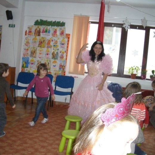 Personaj într-un program pentru grădiniță.