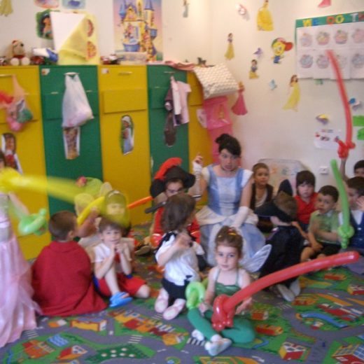 Jocuri și baloane la petrecere.